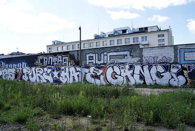 Стена завода в граффити