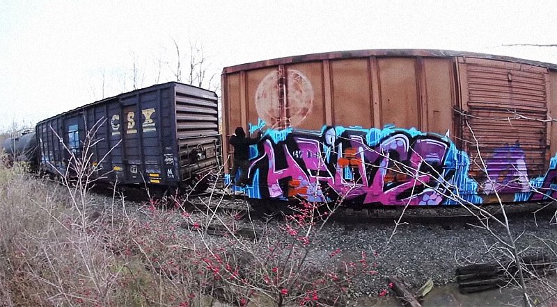 Видео: HAUTE рисует на товарных вагонах