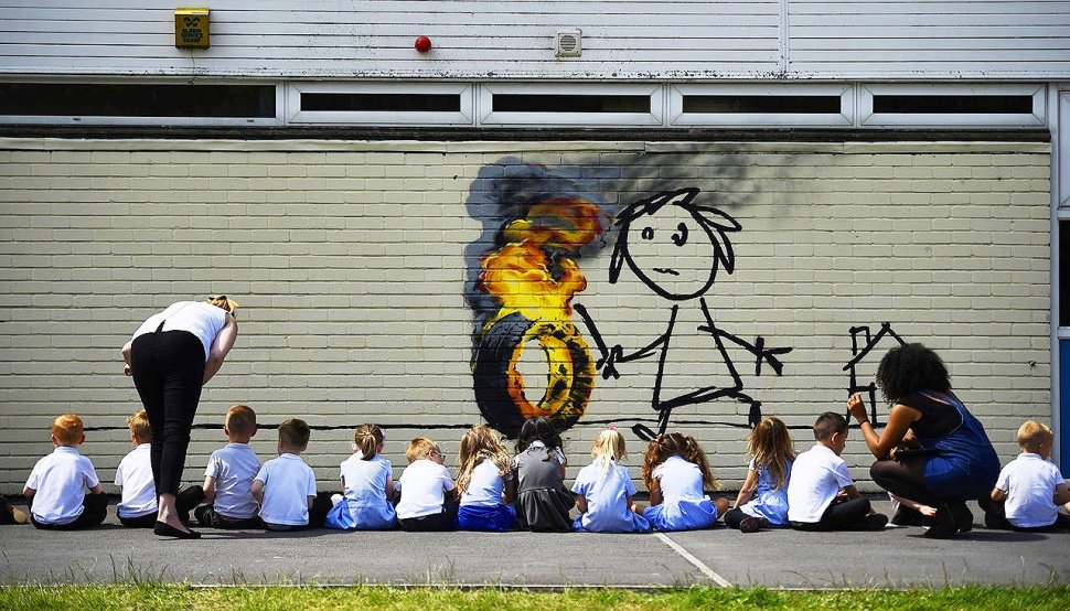 Художник нарисовал граффити на стене школы в Бристоле
