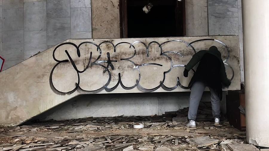 Throw ups and piece bombing